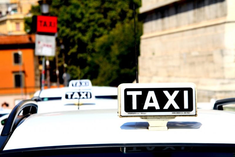 taxis-ST ANTONIN-min_taxi_auto_rome_road_white-1051610